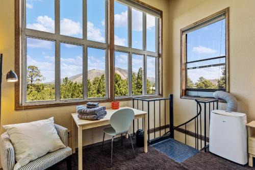 Delightful 1 bdrm Country Club Retreat with Mt Elden Views!