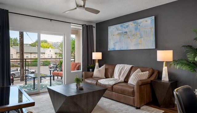 Deluxe 1BR 1BA Pool, Gym, Htub, Pkg