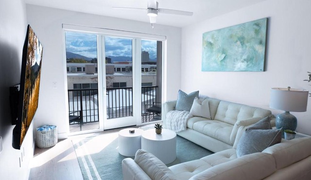 Deluxe 1BR 1BA Stunning Amenities-Pool, Htub, Gym