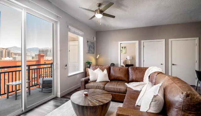 Deluxe 2BR Convention Center Gym, Pool, Htub, Pkg