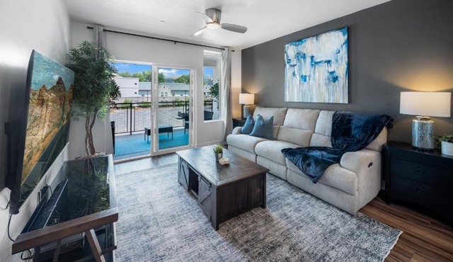 Deluxe Central 1BR 1BA Pool,Hot Tub,Gym,Parking