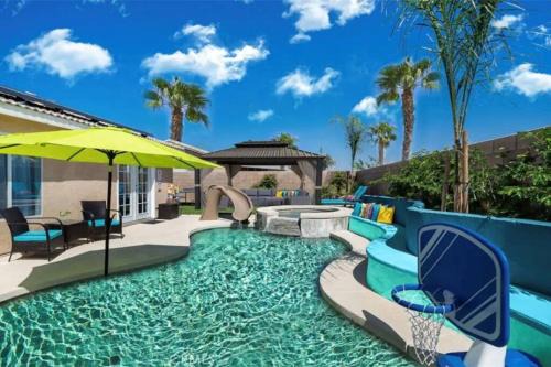 Desert Bliss Paradise - Arcade, Casino, Play Area ,Pool , Hot tub