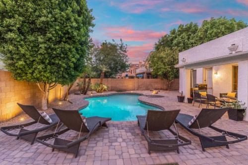Desert Escape Minutes from Shopping, Dining & Golf