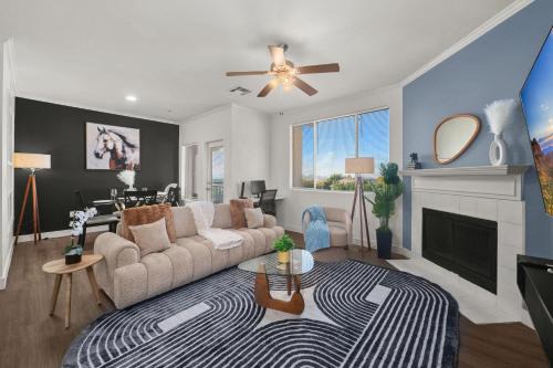 Desert Luxe Retreat w Pools Patio & EV Parking