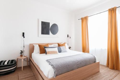 Designer Condo 2 beds Sleeps 4 Dogs welcome!