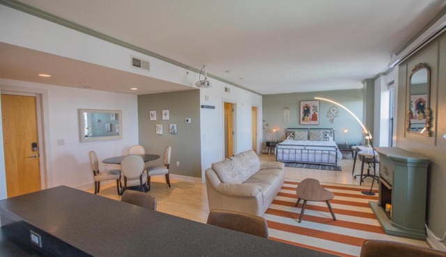 Designer Downtown Condo Suite - Splendid View