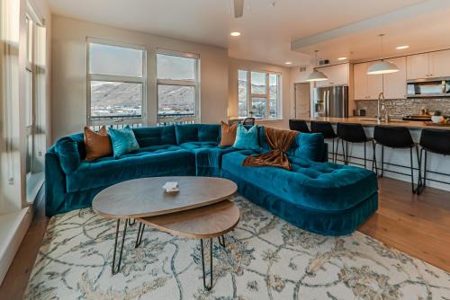 Designer NEW 2BD 2BA Pool,Htub,Gym,Bowling
