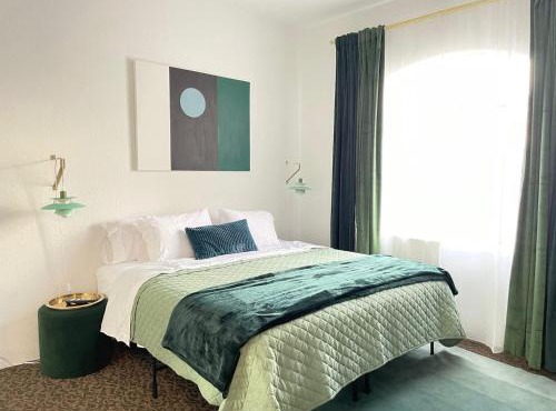 Dog friendly Mid-Century style condo with poolspa