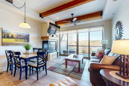 Dog-friendly Newpark townhome with private hot tub washer & dryer & central AC