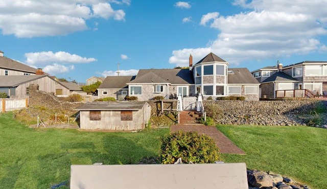 Dog-Friendly Oceanfront Home with Free WiFi Full Kitchen & Outdoor Fireplace