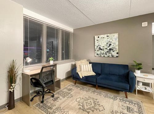 Downtown 1BR by Steps from Wells FREE PARKING