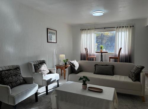 Downtown 2 Bedrooms Full Kitchen & Easy Parking