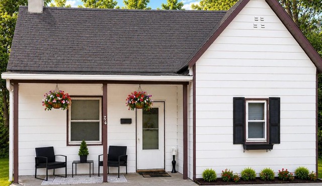 Downtown 2 BR Cottage Close to IU