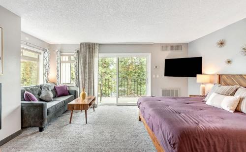 Downtown Corner Studio with 270-degree Riverview