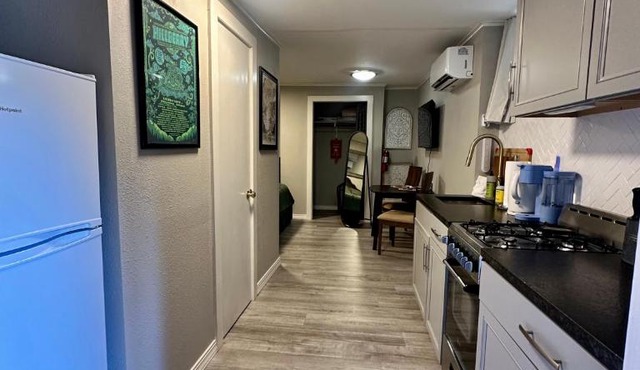 Downtown Eureka, 1 Queen bed, full kitchen, free parking