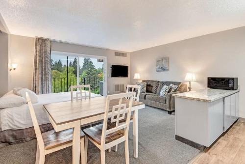Downtown Riverfront Condo Best location in Bend