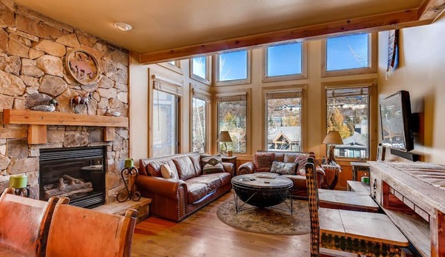 Downtown townhome with private hot tub close to Park City Mountain & Deer Valley