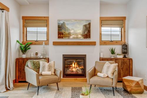 Downtown WP Condo B104 I Private Hot Tub I Great Views I Activity Program