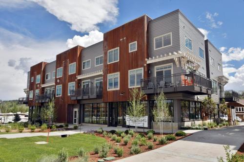 Downtown WP Loft 14 I Huge Hot Tub I Great Views I Additional Bunk Area I Activity Program