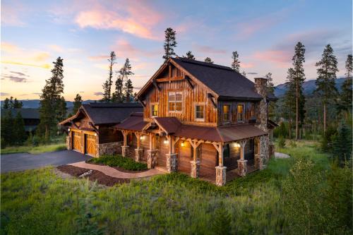 Downtown WP Mountain Home I Great Views I Private Hot Tub I Activity Program