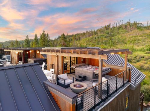 Downtown WP River Front Villa 104 I Rooftop Hot Tub & Firepit I Incredible Views I Multi Game Table I Activity Program
