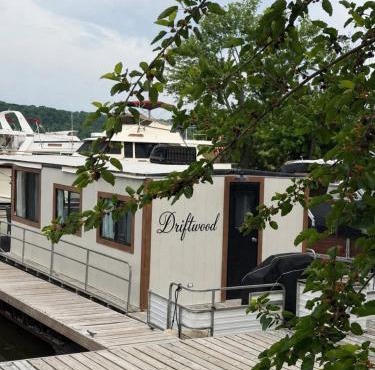 Driftwood Cozy Houseboat on the Water for 2