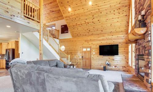 Duck creek Cabin With ac, Teslacharger, And Dog Enclosure
