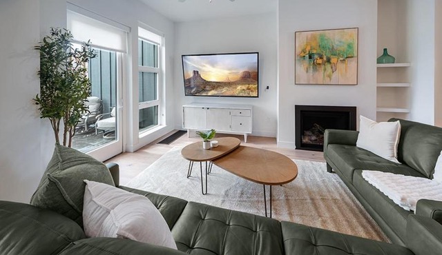 Dwntn Lux Townhome - Best Amenities- 3BD, 4BA