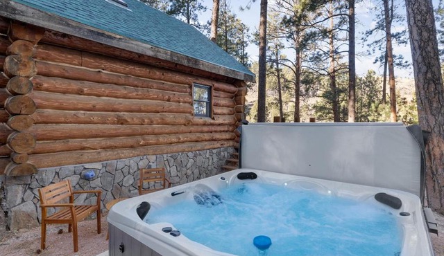 Eagle Cliff Retreat- Hot Tub Log House Retreat