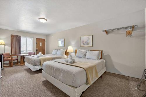 Eagle Motel Suite 110
