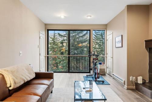 Eagle River Retreat with Hot tub and Pool