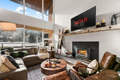 Eagle Vail Retreat with Golf Course Views and Sleeps 13
