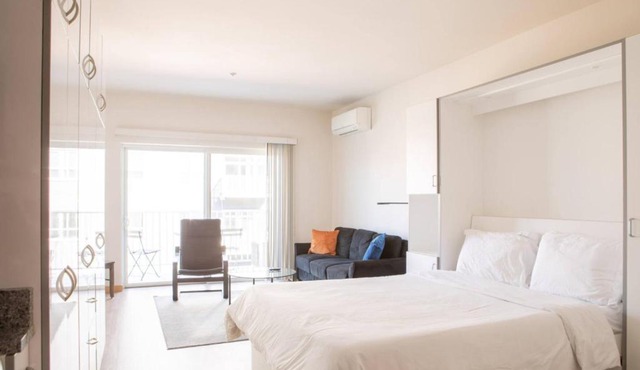 East Side Studio Apt - Near Brady St and Fiserv with Balcony