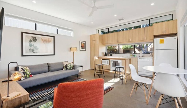 Eco-friendly 2-bedroom Apartment - 80 Walkscore!