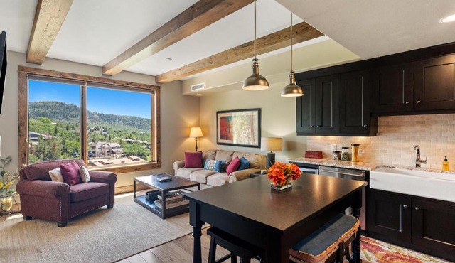 Edgemont 2504 - Luxury 'Honeymoon' Suite, True Ski-in Ski-out Access & Winter Shuttle!