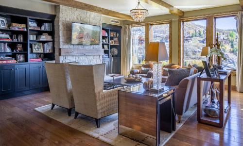 Edgemont 2704 - Luxury Condo, Gondola Views, True Ski-in Ski-out Access & Winter Shuttle!