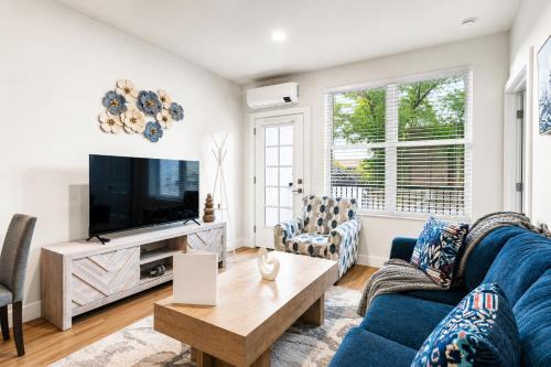 Elegant 2 Bed 2 Bath - Downtown - Free Parking, Suite #101