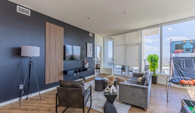 Elegant 28th Floor High Rise, Gym, Parking, Pool, Golf
