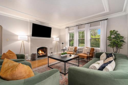 Elegant 3BR Oasis in Dundee Close to Downtown