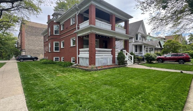 Elegant and Chic 2Bed 2Bath steps from the lake!
