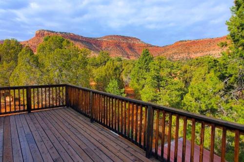 Elegant Lofted Home in Kanab - On Site Hiking & Red Rock Views from Deck