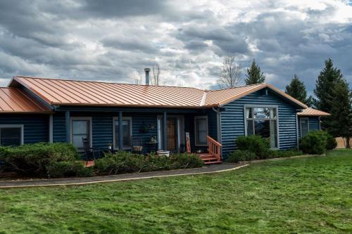 Elegant Western-Style Vacation Rental with Mountain Views near Madison River in Ennis, Montana