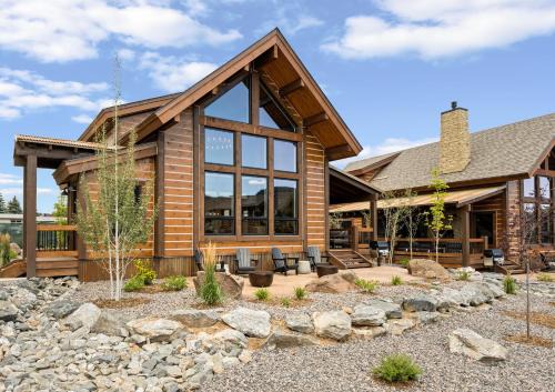 Elk Haven! Two Large Patios, Private Jacuzzi, Indoor/Outdoor Fireplace