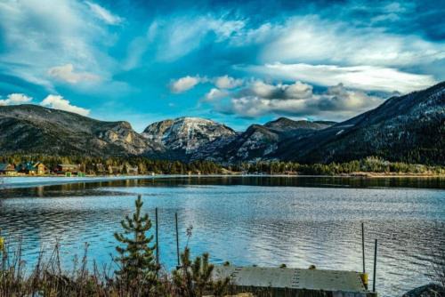 Elk Run cabin steps to lake in town 5 min to RMNP