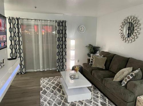 Enchanting- 2 Bedroom Condo with Pool