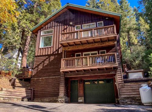 Enchanting Creekside Cabin Retreat near Yosemite National Park in California