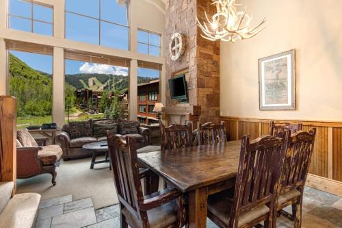 Epic view condo with fireplaces & close to everything