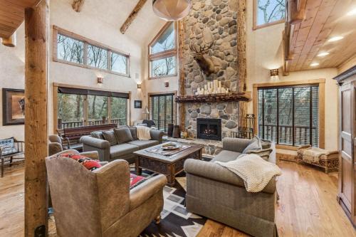 Escape Lodge - Hot Tub, Large Deck, Sauna, Gym
