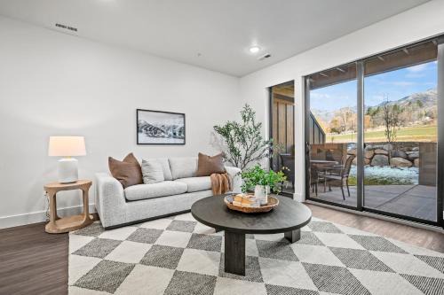 Escape to Eden PtC103Ski GetawayFireplace & View
