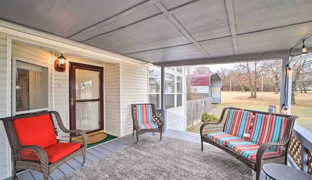 Eufaula Escape w/Deck - Steps to Lake!